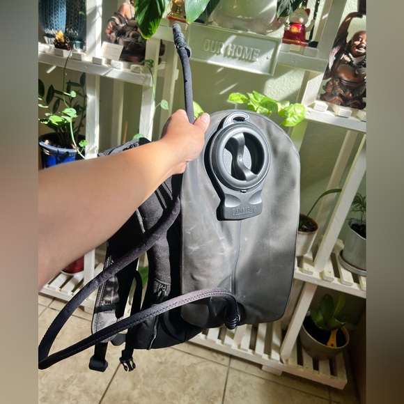 Camelbak Maximum Gear Stealth Hydration Backpack w/ Bladder - Black Adjustable. - Picture 4 of 4